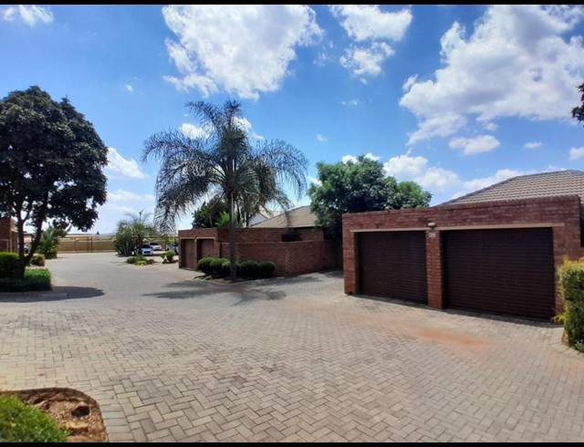 3 BEDROOM TOWNHOUSE FOR SALE IN HEUWELSIG ESTATE